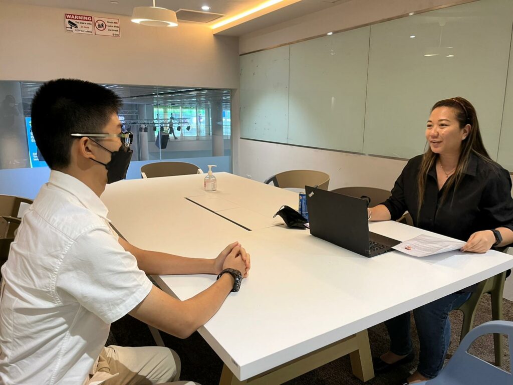 A job interview between an Inclus trainee and a recruiter.